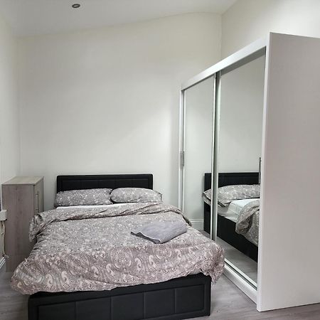 Ilford Town Centre Studio Экстерьер фото